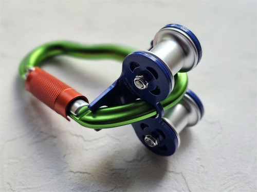  Ролик Treck V2 на карабине GURU Grass Twist Lock в Красноярске  